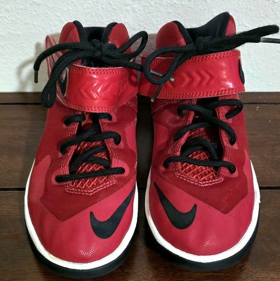 Nike Zoom LeBron James Soldier, size 2 Red Sneakers - Picture 1 of 9